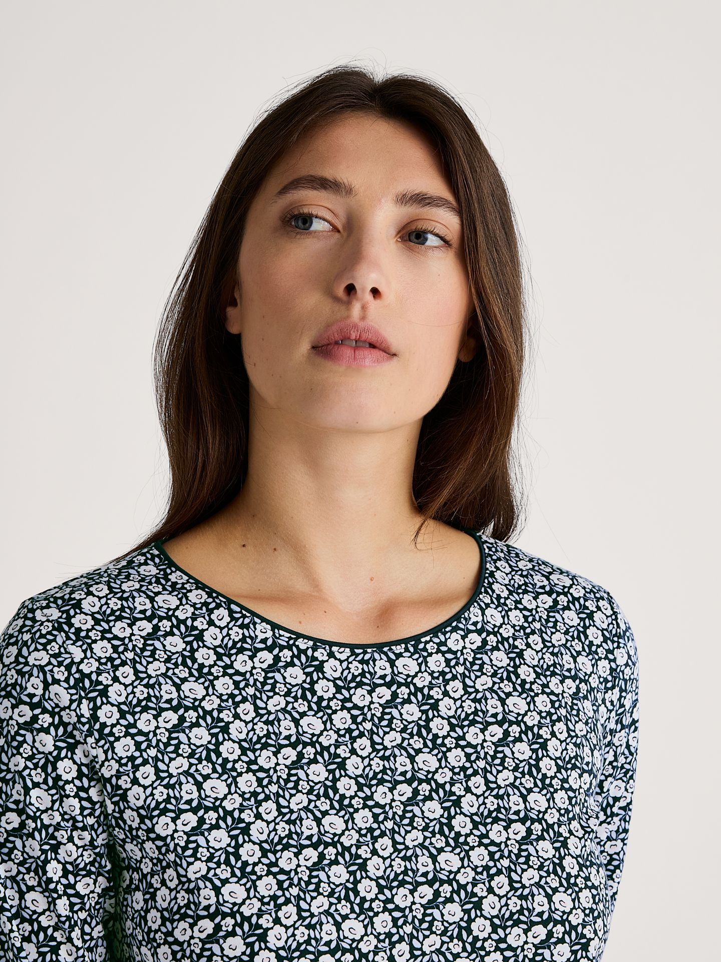 Damen-Nachthemd mit Allover-Blünchen-Muster aus reinem Baumwoll-Jersey