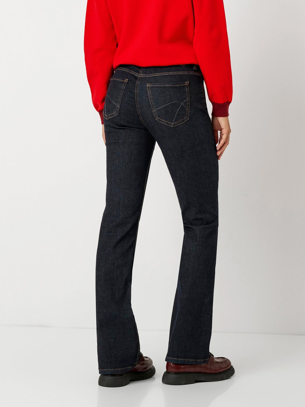 modische Damen-Jeans in der Form "Perfect Shape Bootcut" mit leicht ausgestelltem Bein aus elastischem rinsed washed Baumwoll-Denim