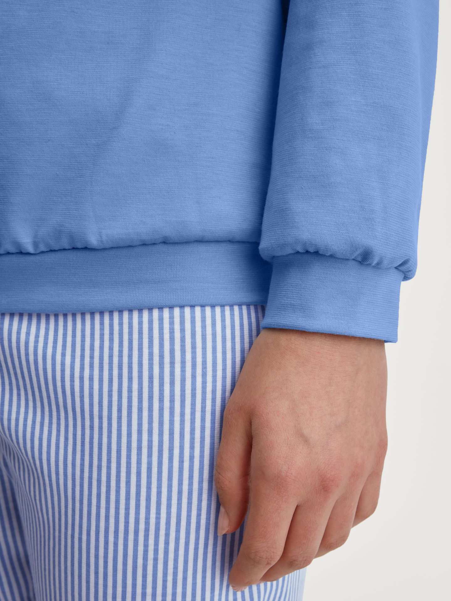 Damen-Bündchen-Schlafanzug mit gestreifter Hose aus reinem Baumwoll-Jersey