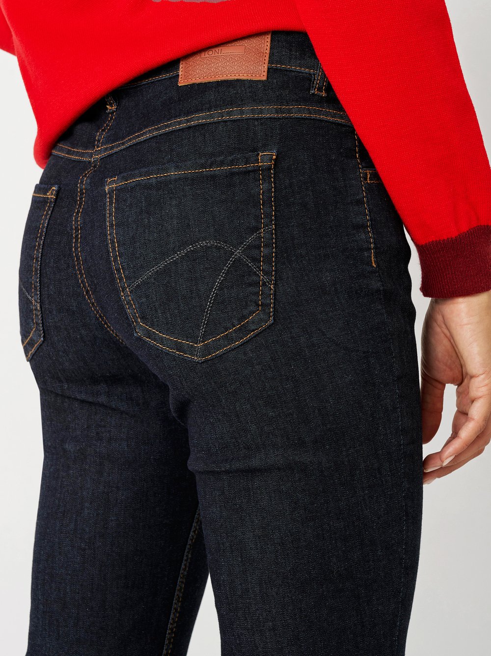 modische Damen-Jeans in der Form "Perfect Shape Bootcut" mit leicht ausgestelltem Bein aus elastischem rinsed washed Baumwoll-Denim