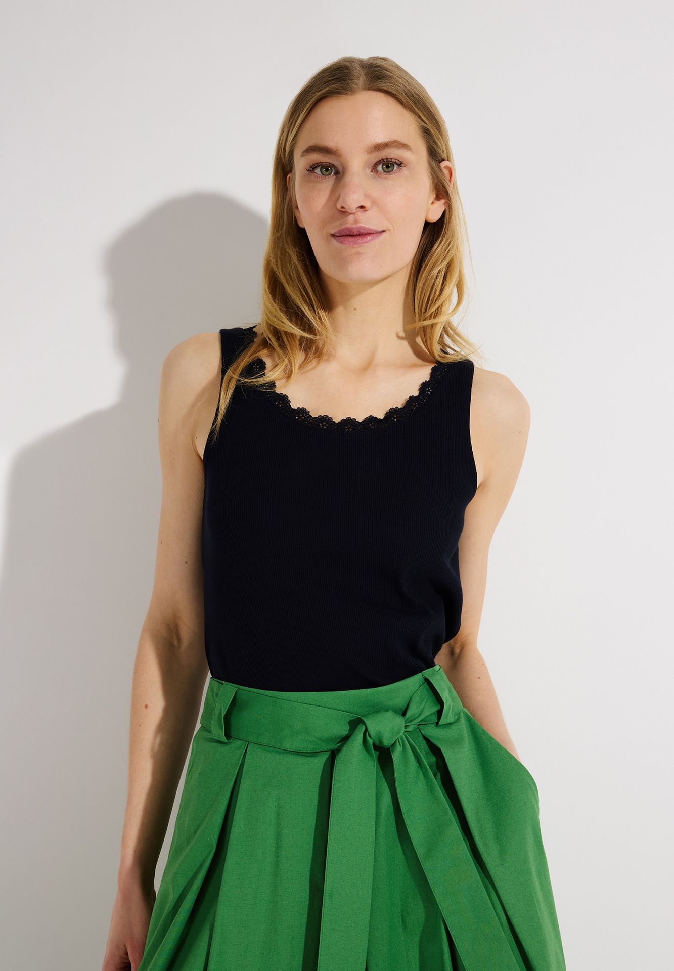 uni Rippen-Top mit dekorativer Spitzenkante an Hals- und Armloch, aus Baumwoll-Jersey