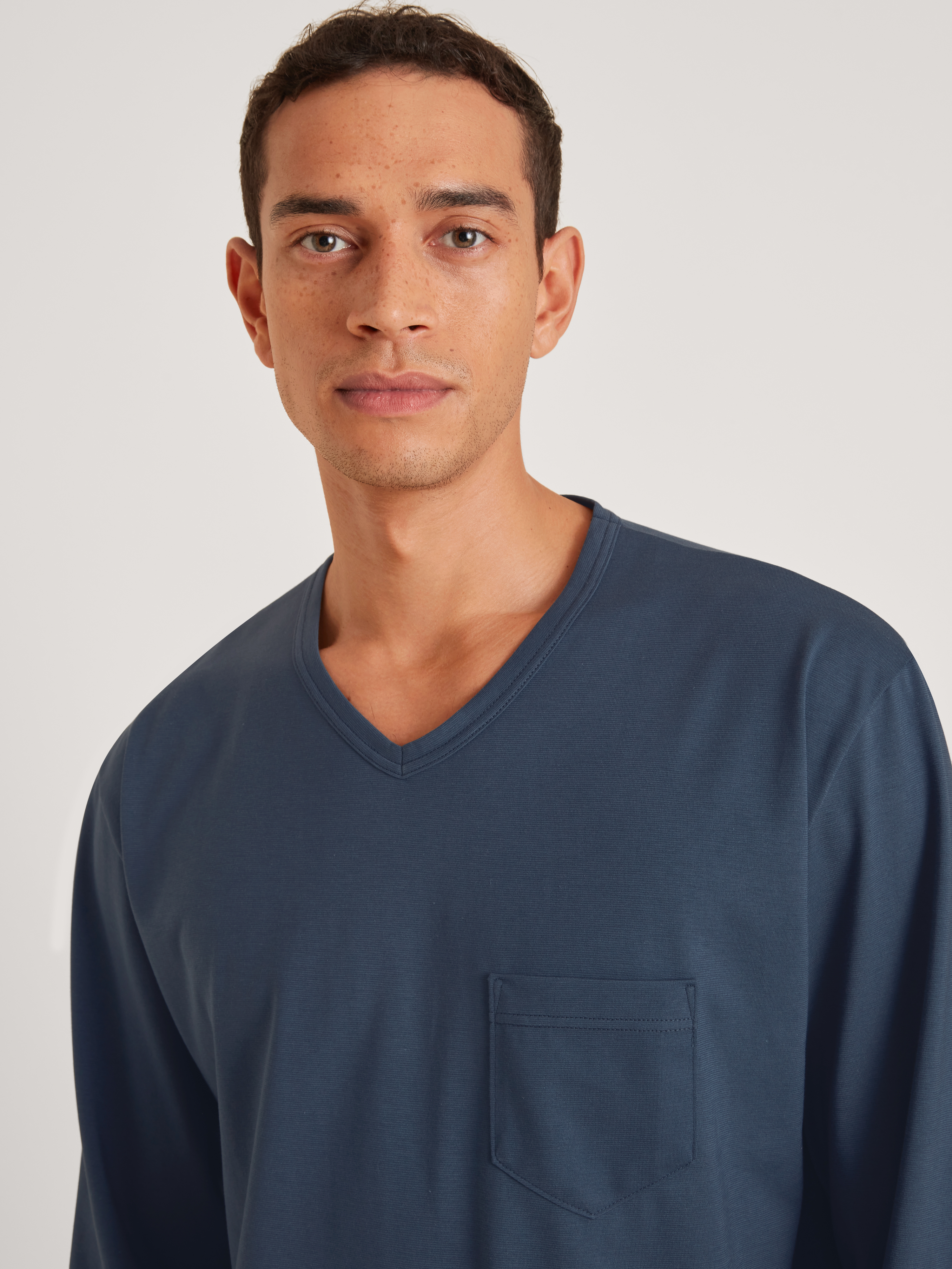 Herren-Schlafanzug
  mit gemusterter Hose aus reiner Baumwolle
