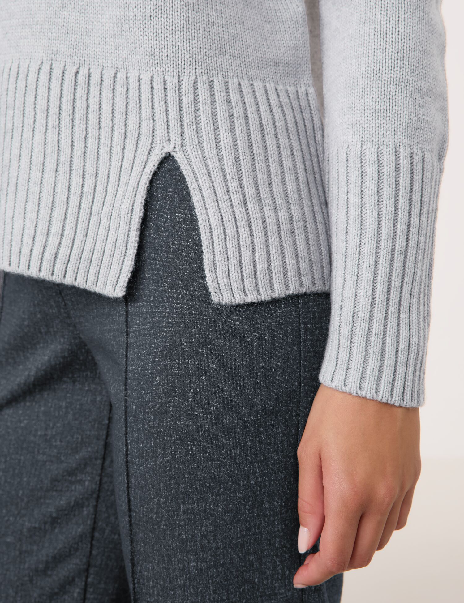 Kuscheliger Strickpullover mit Saumschlitz und Wollanteil