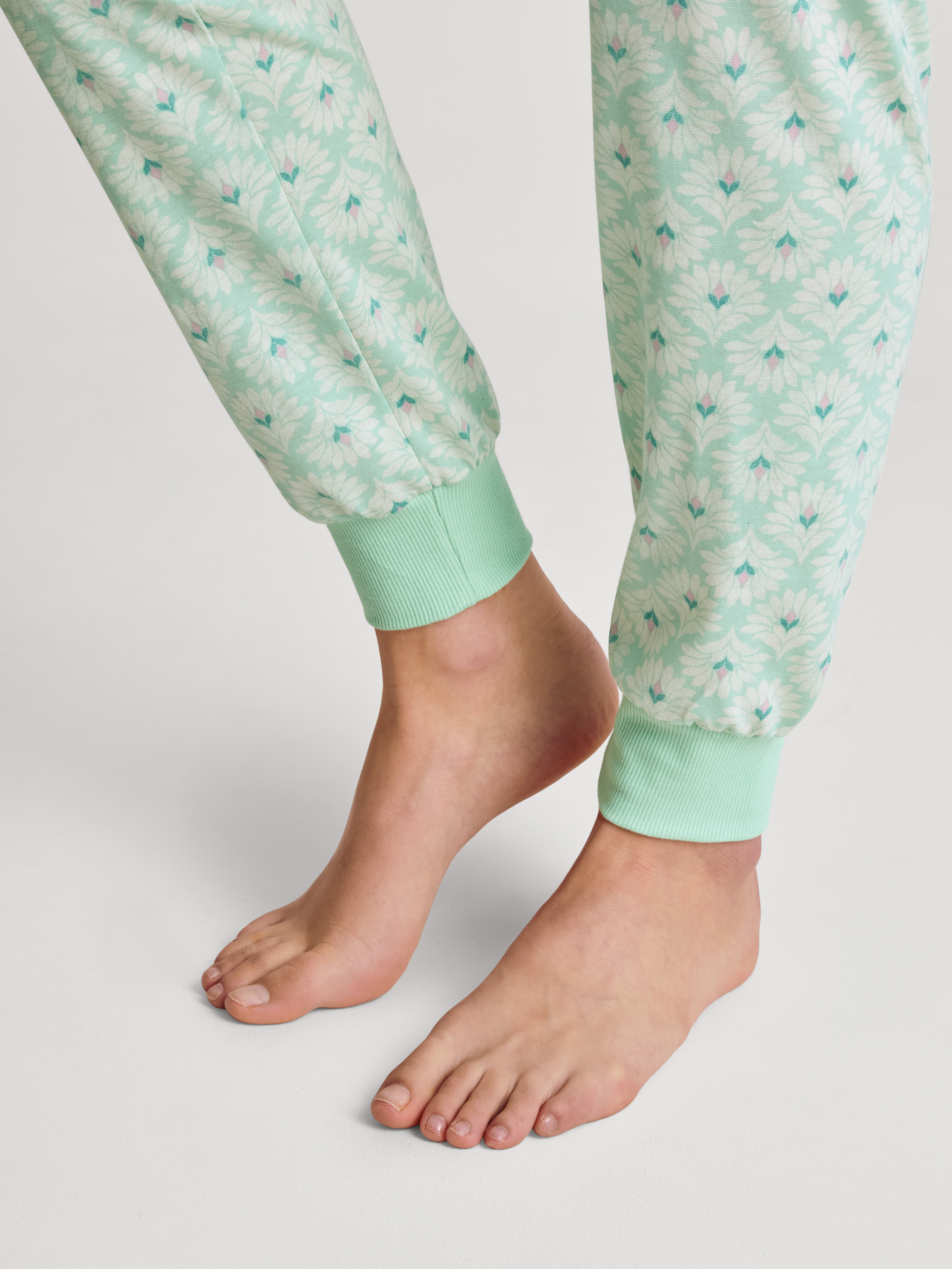 langer Damen-Bündchen-Schlafanzug mit gemusterter Hose