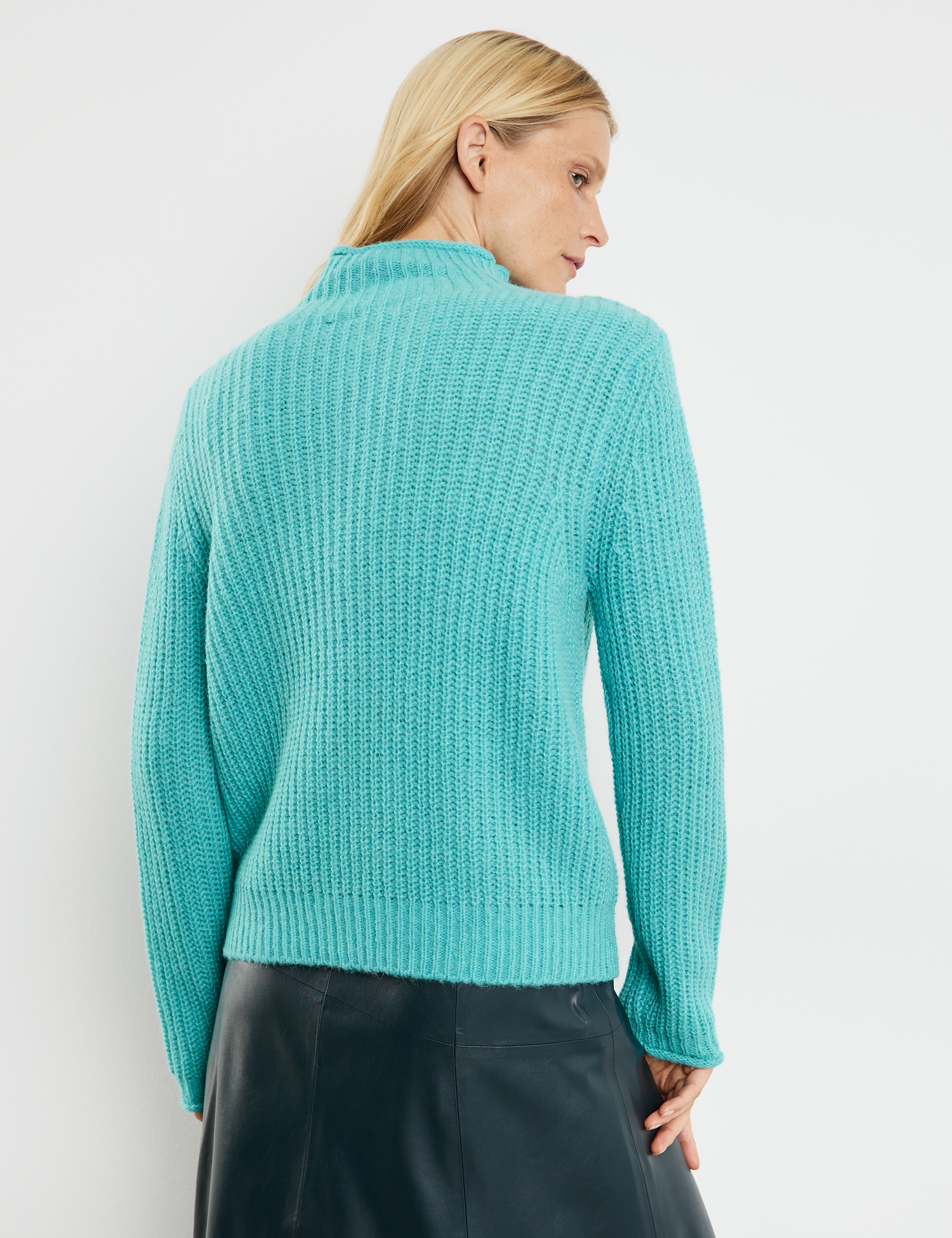 modischer Grobstrick-Pullover mit großem Zopfmuster und Wolle-Alpaka-Anteil
