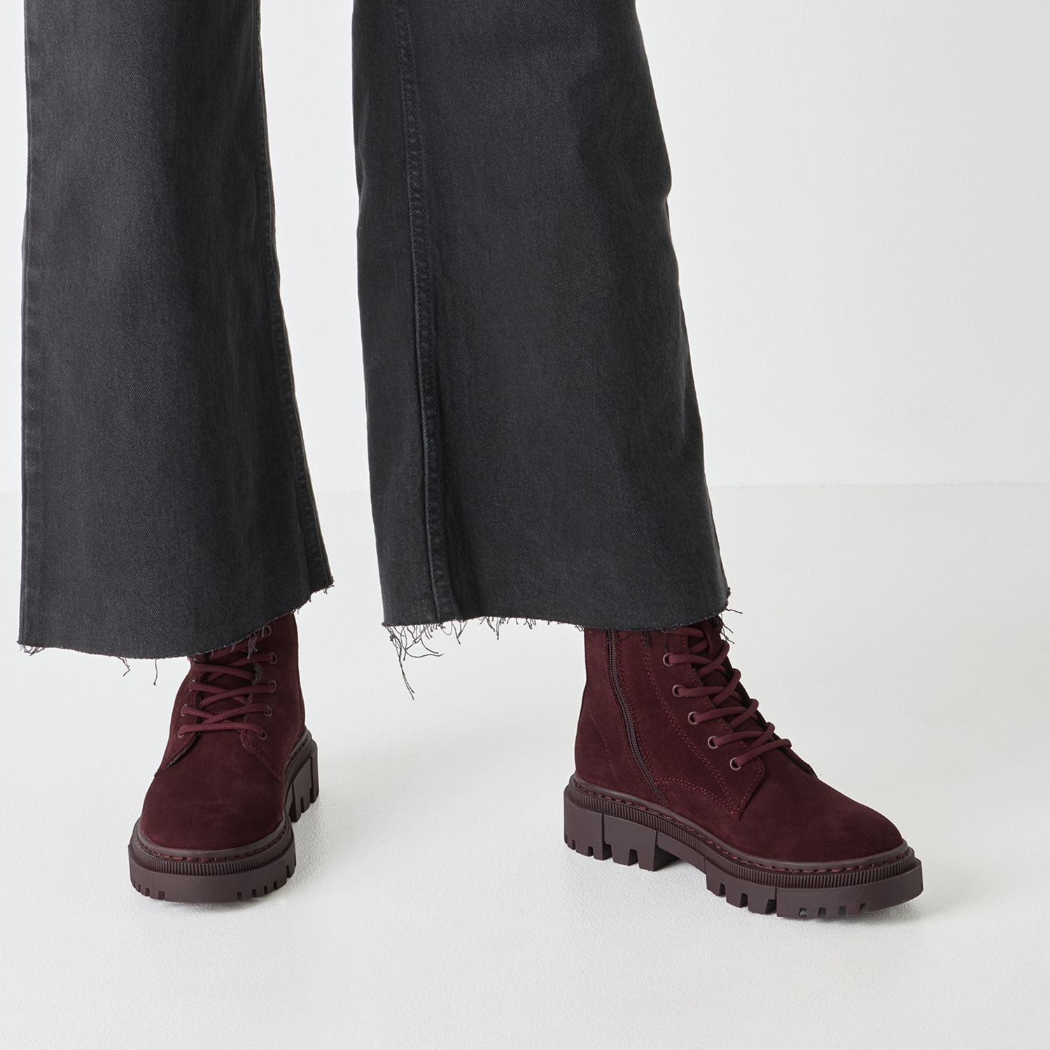 rustikale Damen Schnürboots aus Glattleder in schwarz und aus Wildleder in bordo