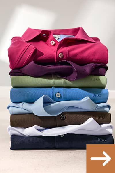 Ein Stapel mit Poloshirts für Herren