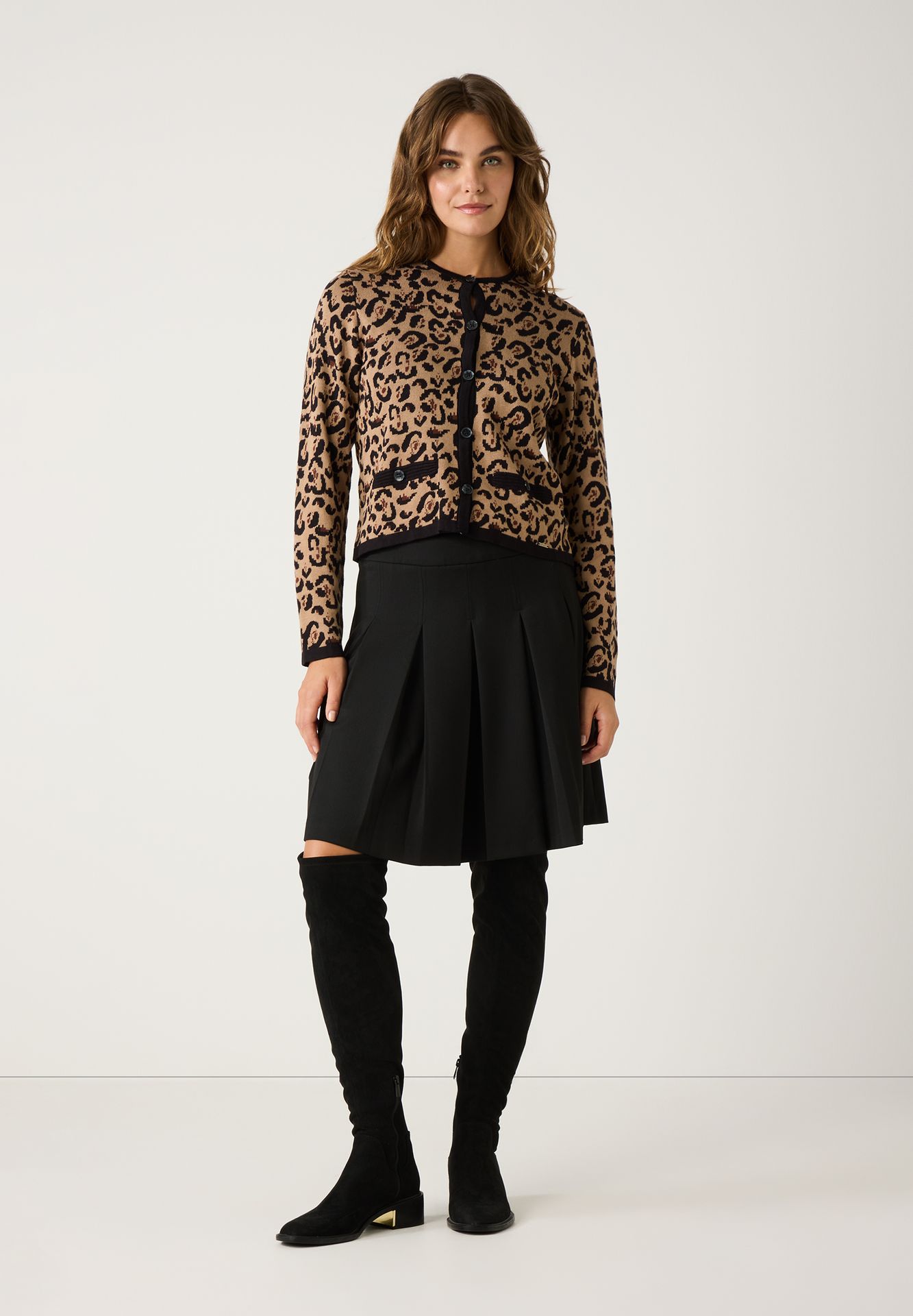 kleiner Cardigan in Chanel-Optik mit Leomuster aus Viskose-Mix