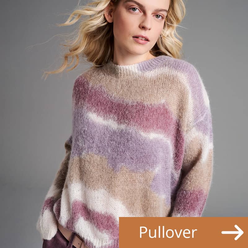 Frau mit Pullover mit beerigen und beigen verlaufenen Blockstreifen