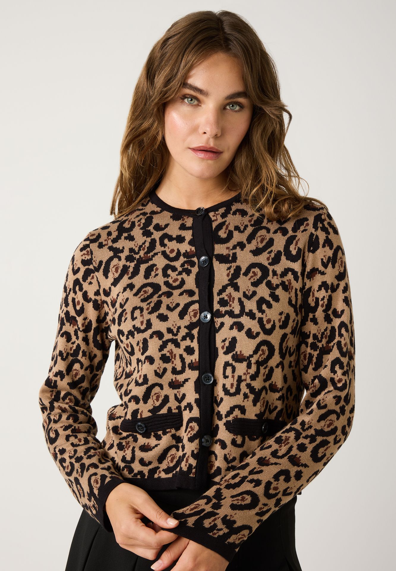 kleiner Cardigan in Chanel-Optik mit Leomuster aus Viskose-Mix