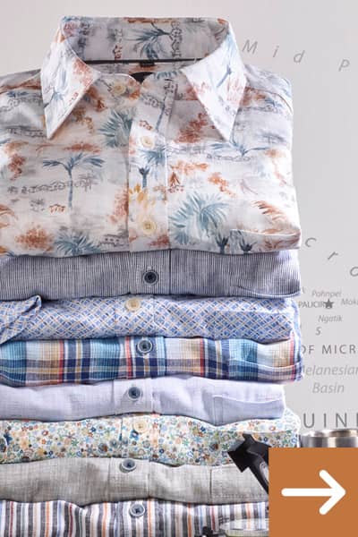 Ein Stapel sommerlicher Herrenhemden