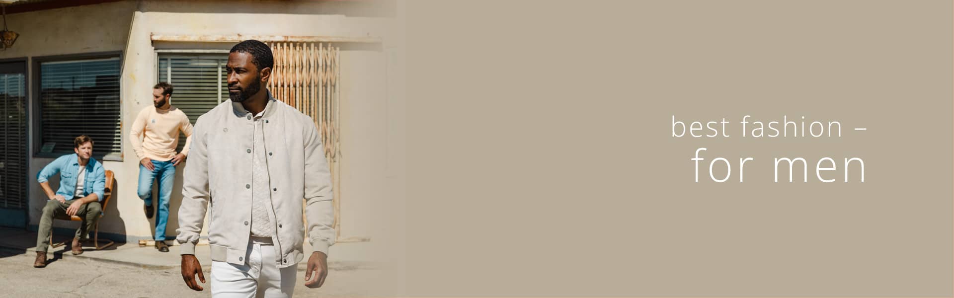 3 Mönner stehen lässig vor der  Tankstelle und tragen leichte Hemdjacken