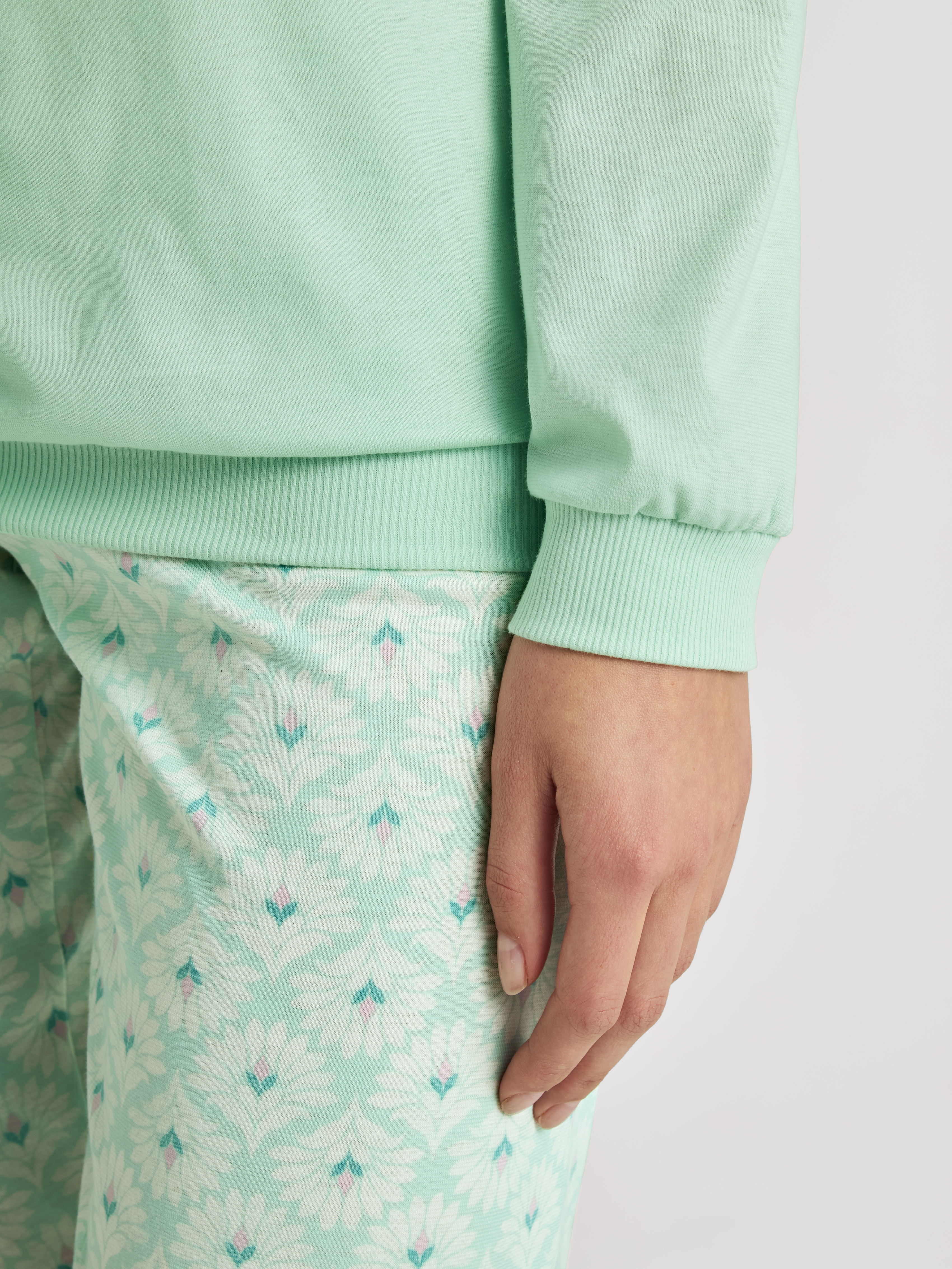 langer Damen-Bündchen-Schlafanzug mit gemusterter Hose