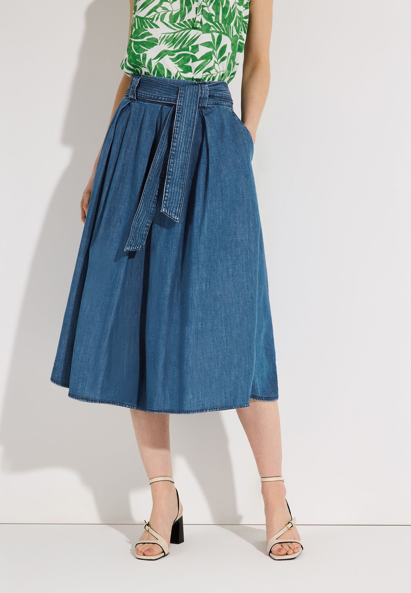 ausgestellter leichter Jeansrock mit Bindegürtel aus reiner Baumwolle