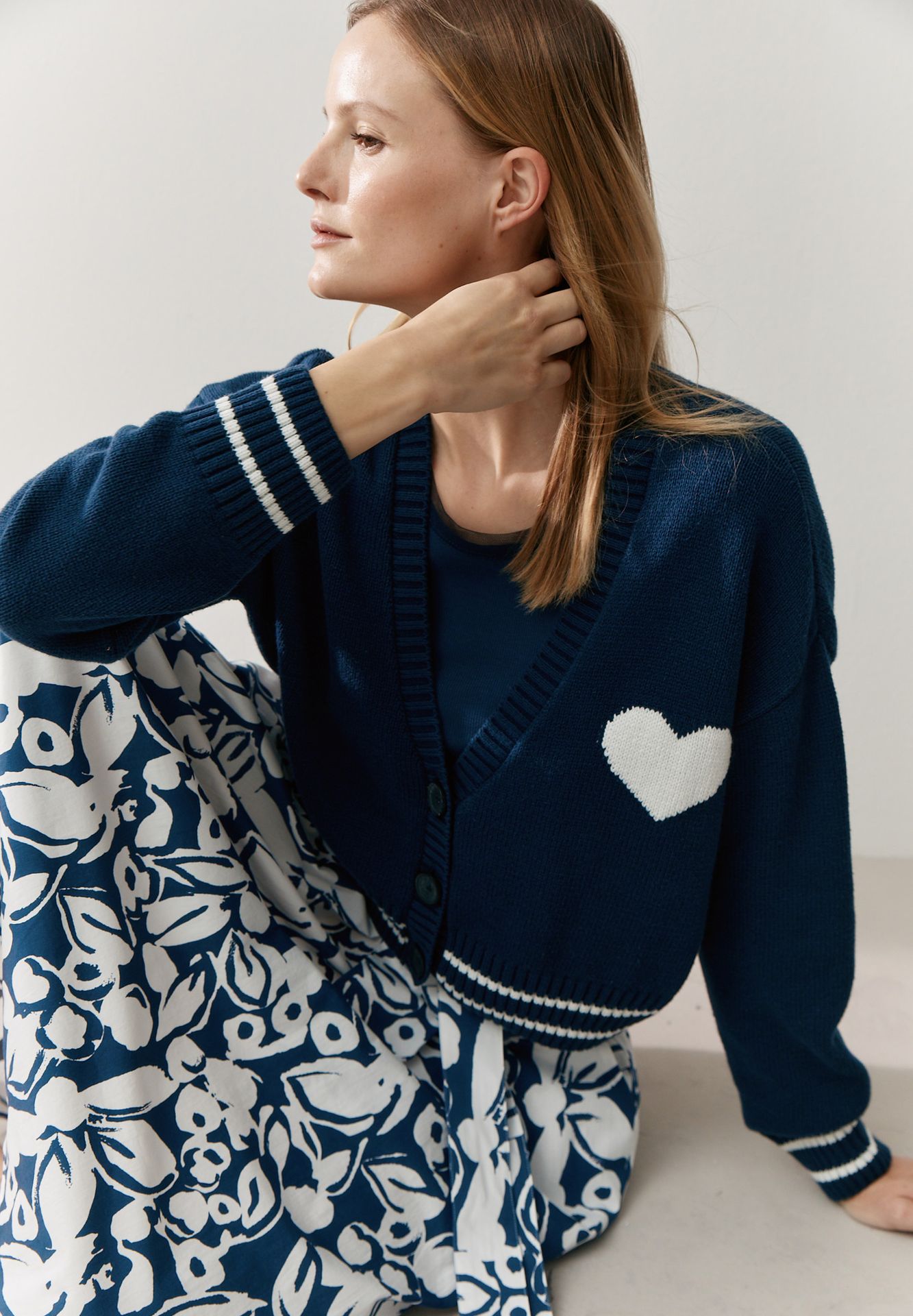 kurzer modischer Cardigan mit eingestricktem Herz aus Baumwoll-Mix