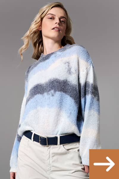 Frau mit Strickpullover in hellblau und weiß