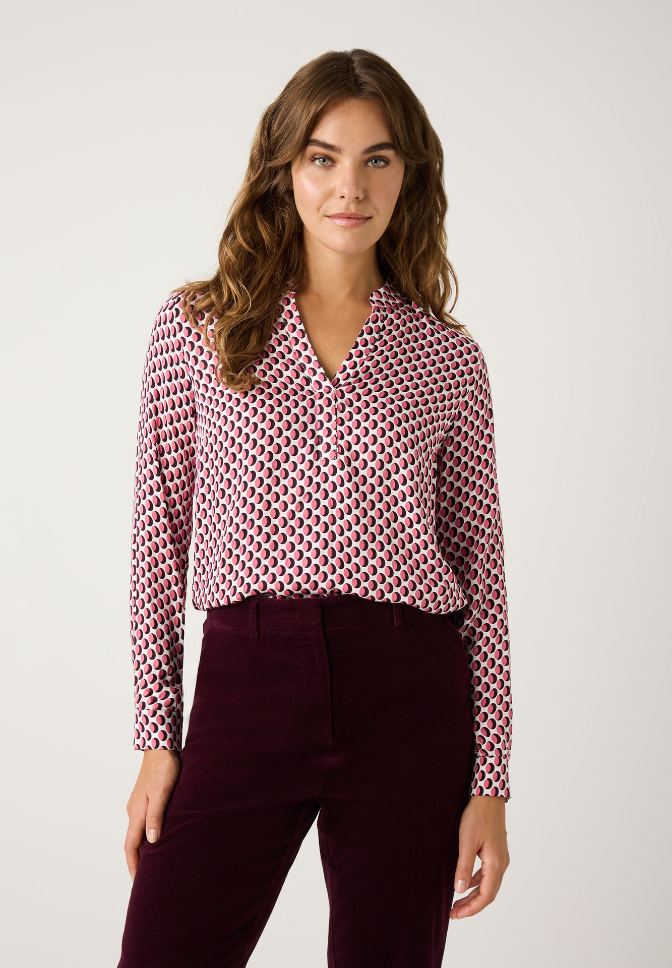 fliesende Schlupf-Bluse im grafischem Allover-Print aus reiner Viskose