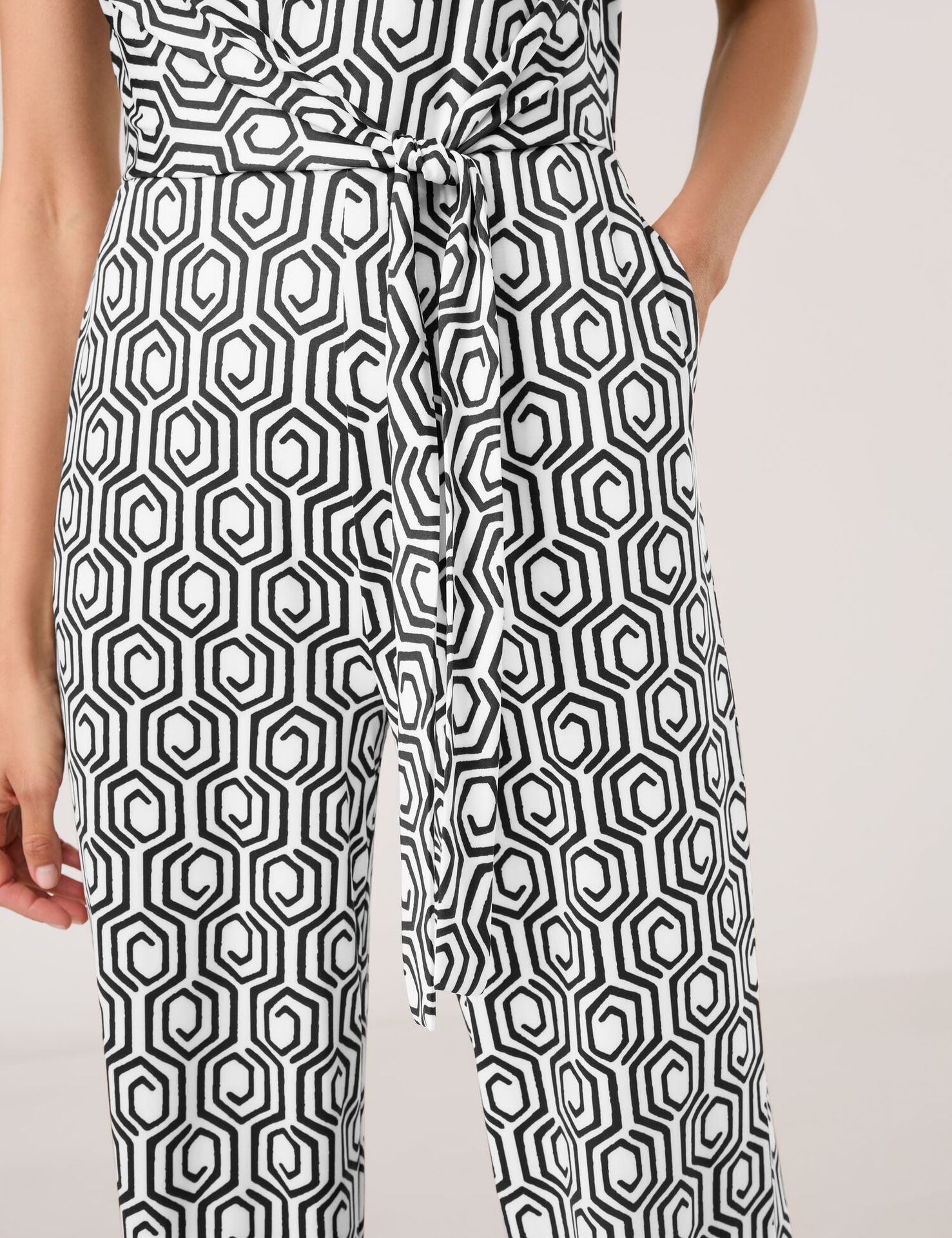 Fließender Jumpsuit mit Allover-Dessin