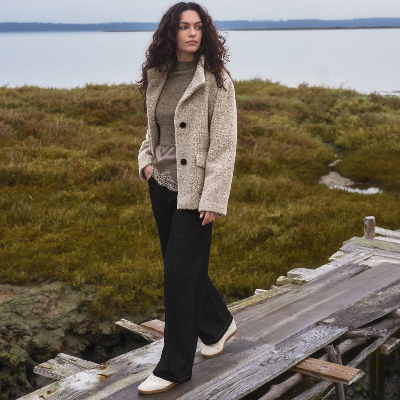 Frau mit Teddyfell-JAcke und schwarzer Hose