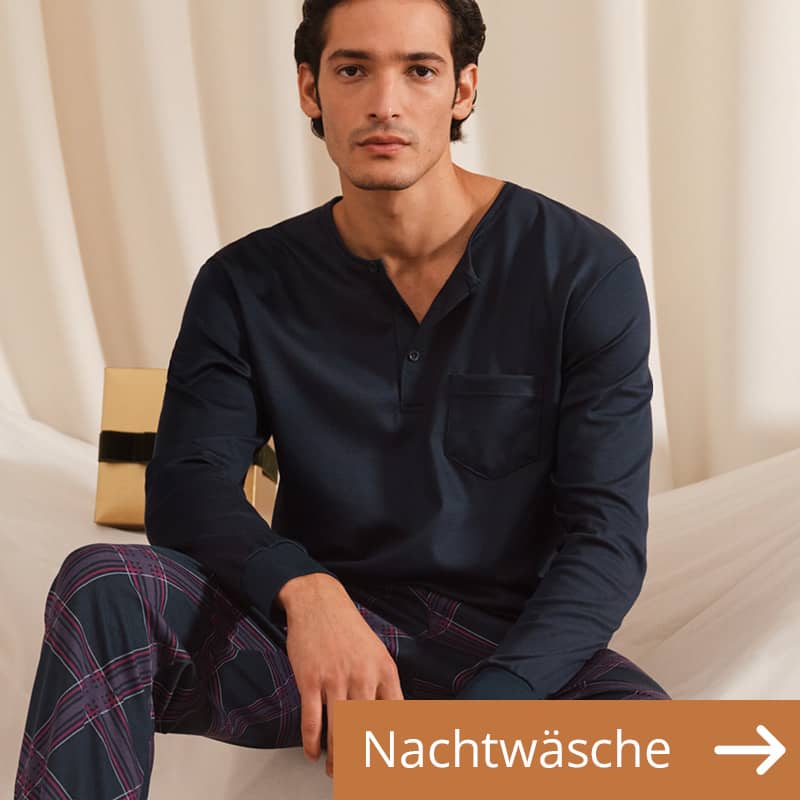 Mann in einem Schlafanzug