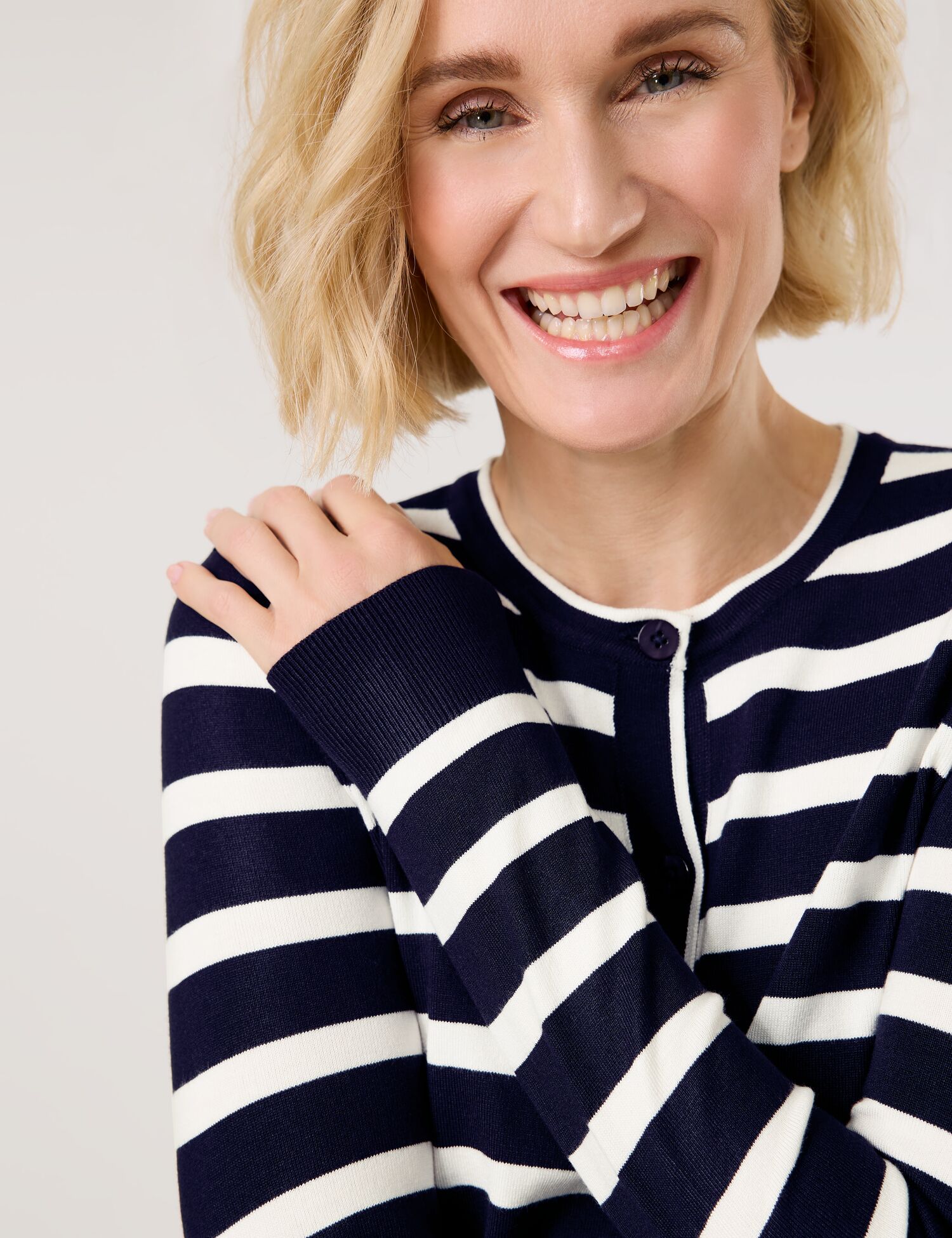Geringelter Cardigan aus Feinstrick