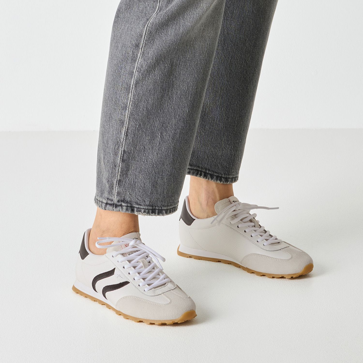 sportiver flacher Da.-Sneaker mit 2 Streifen aus echtem Leder