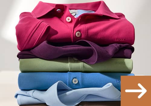 Ein Stapel mit Poloshirts für Herren