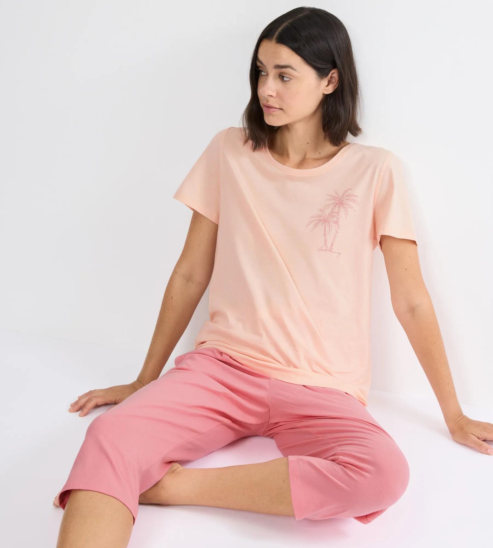 Damen-Schlafanzug, uni Oberteil mit Frontprint und uni Capri-Hose