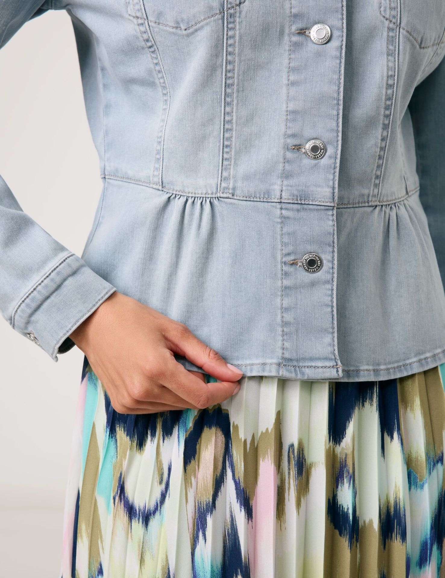 Modische Jeansjacke mit angesetztem Schößchen