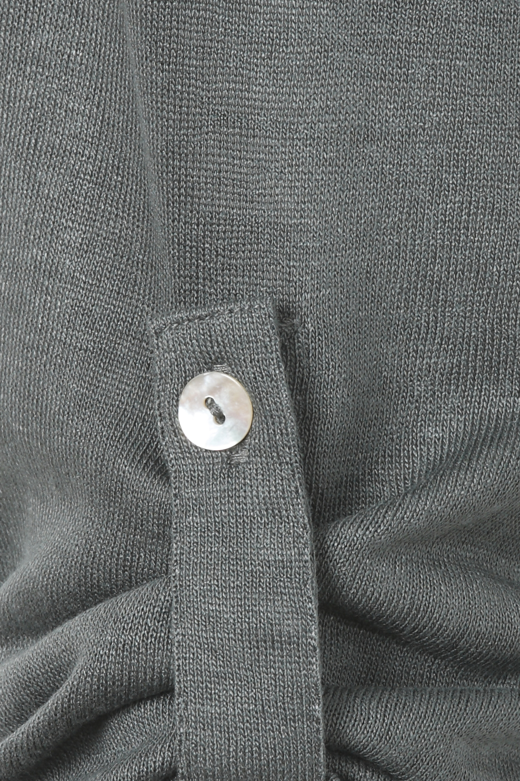 Sommer-Strickjacke aus leichtem Viskose-Strick mit Knopf