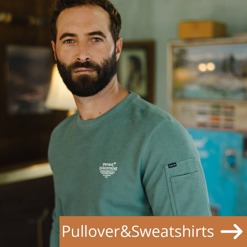 Ein Mann mit einem leichten Sommer Sweatshirt