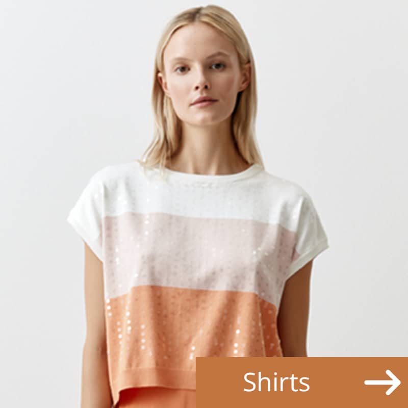 Frau mit leichtem Shirt mit Blockstreifen in weiß und Coral.