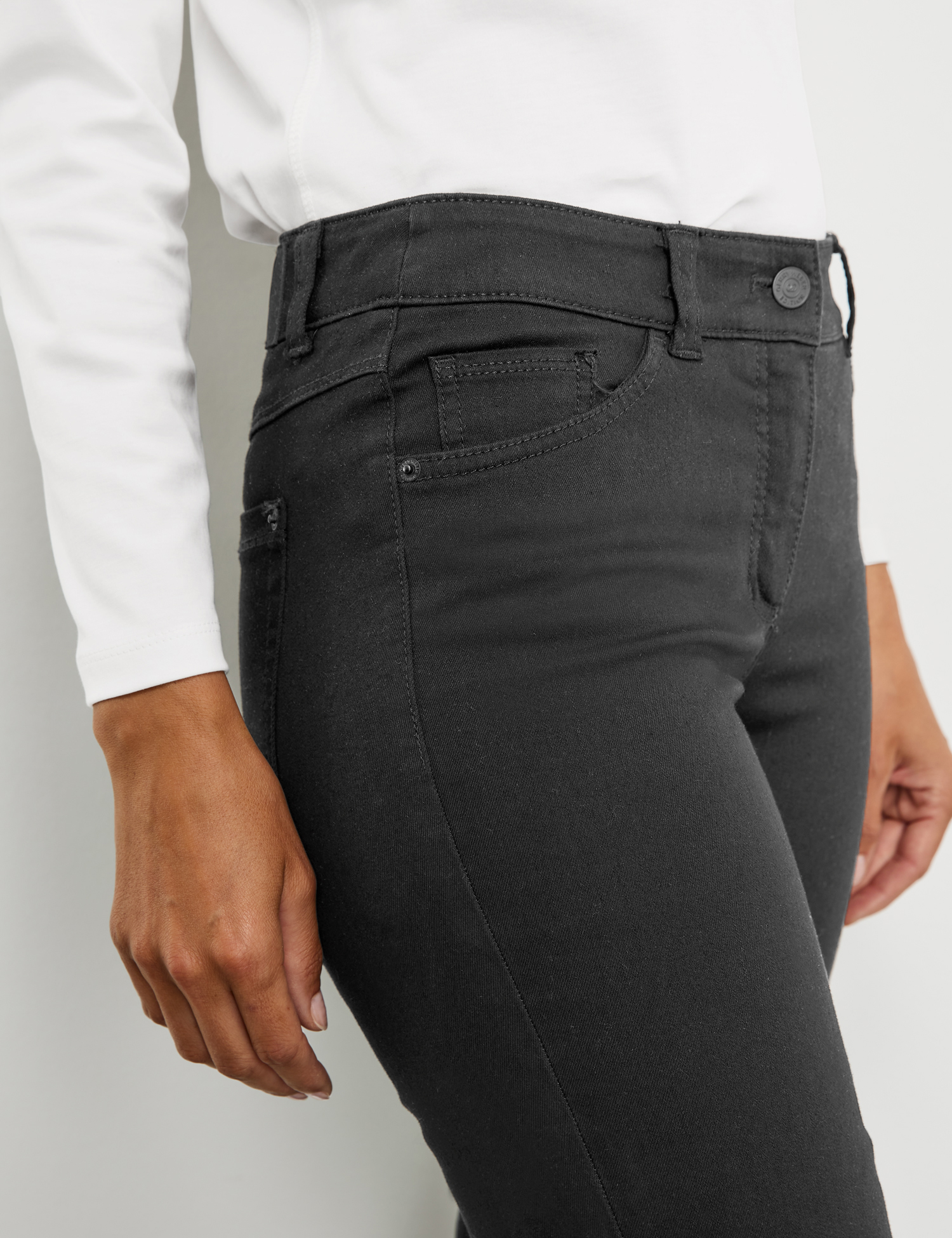 modisch enge Damen-Jeans  im "Skinny-Style" aus Baumwoll-Elasthan