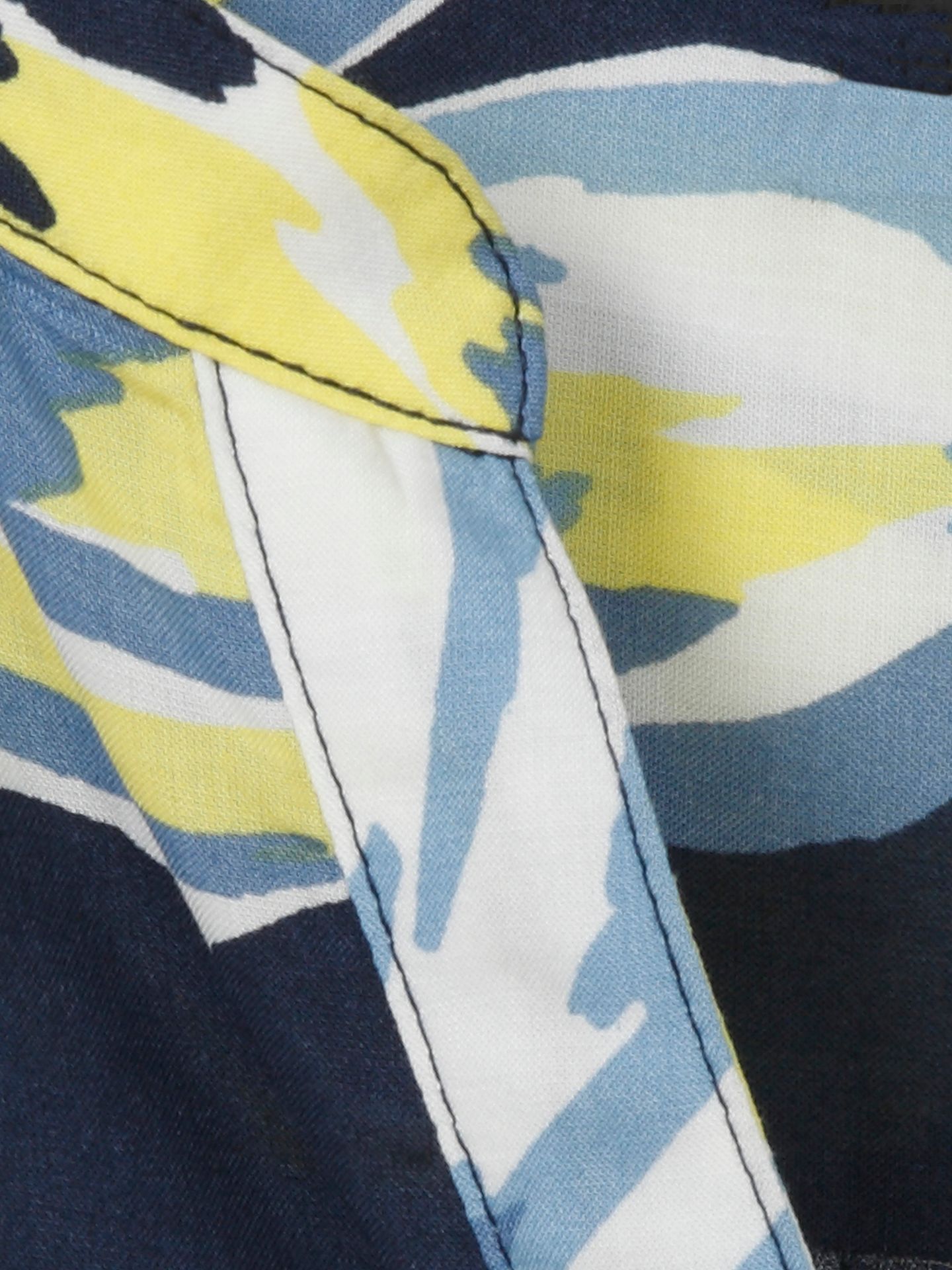 modisch-weite Bluse im floralen Allover-Print aus Viskose