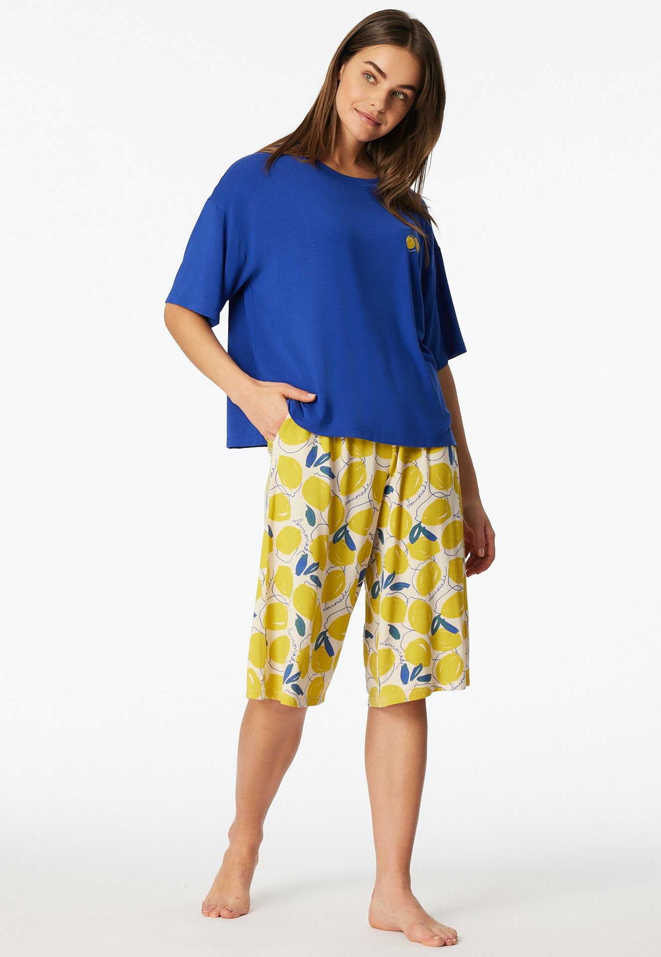 Sommer-Schlafanzug mit uni Oberteil und Hose im Allover-Zitronen-Druck aus Modal