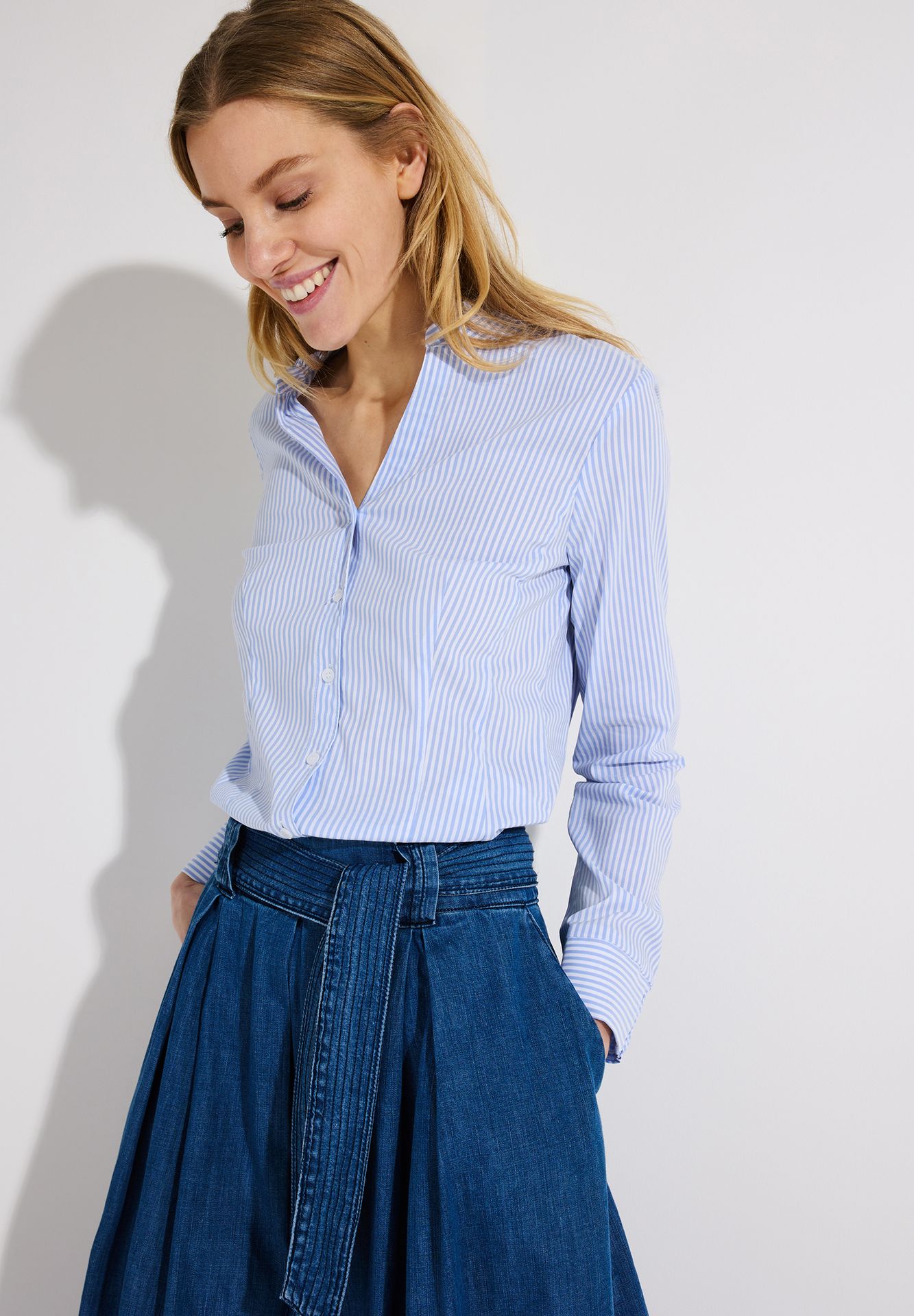 feminine Streifenbluse mit Rüschenkante am Stehkragen aus Baumwoll-Elasthan-Mix