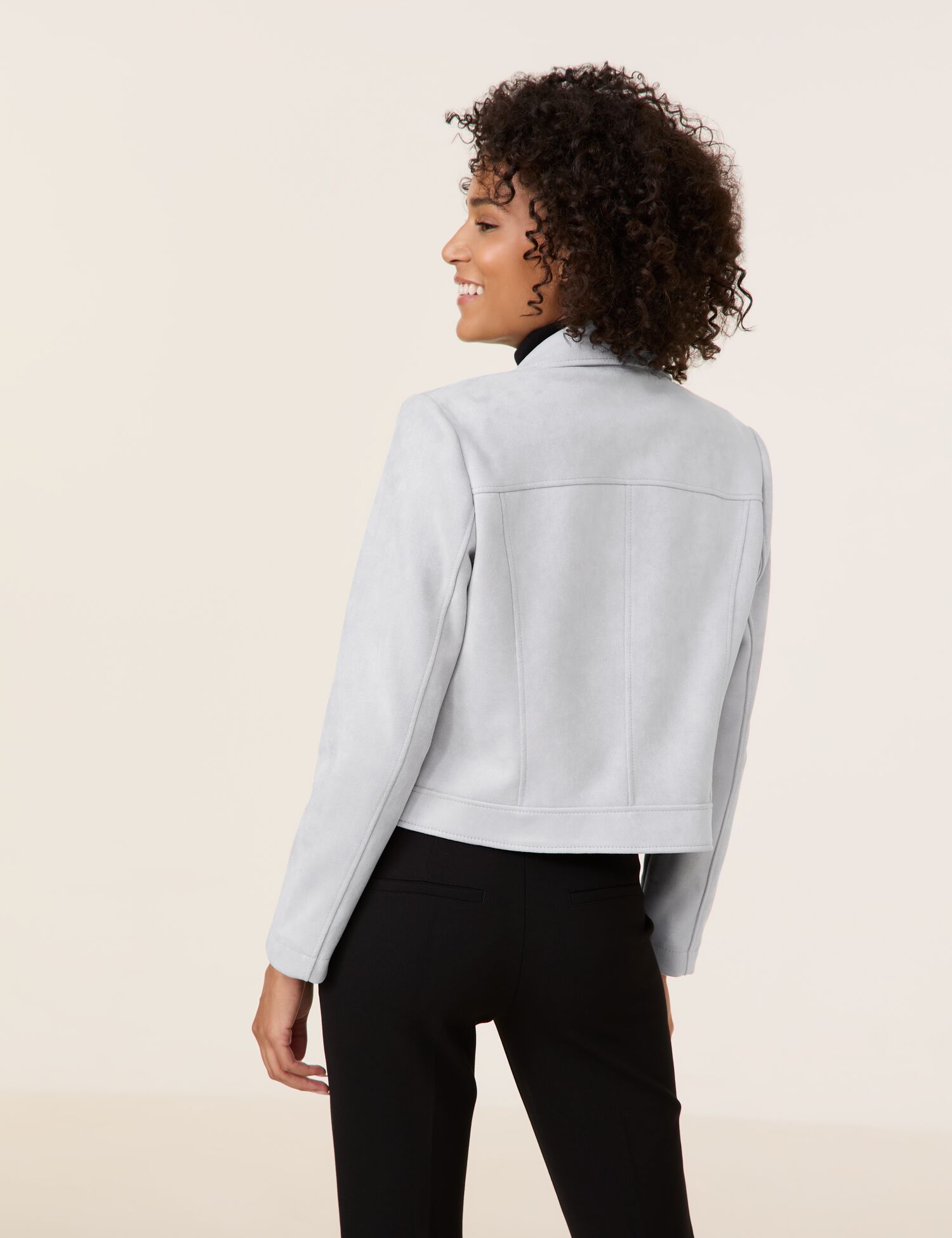 Modisch kurze Damenjacke im Bikerstil
