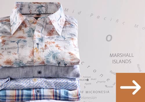 Ein Stapel sommerlicher Herrenhemden