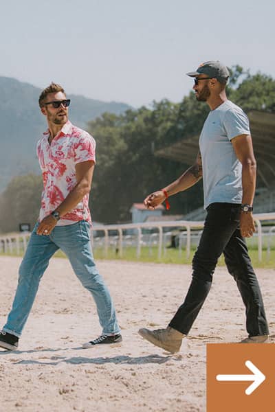 Zwei Männer mit T-Shirt und Freizeithemd im sommerlichen Look.
