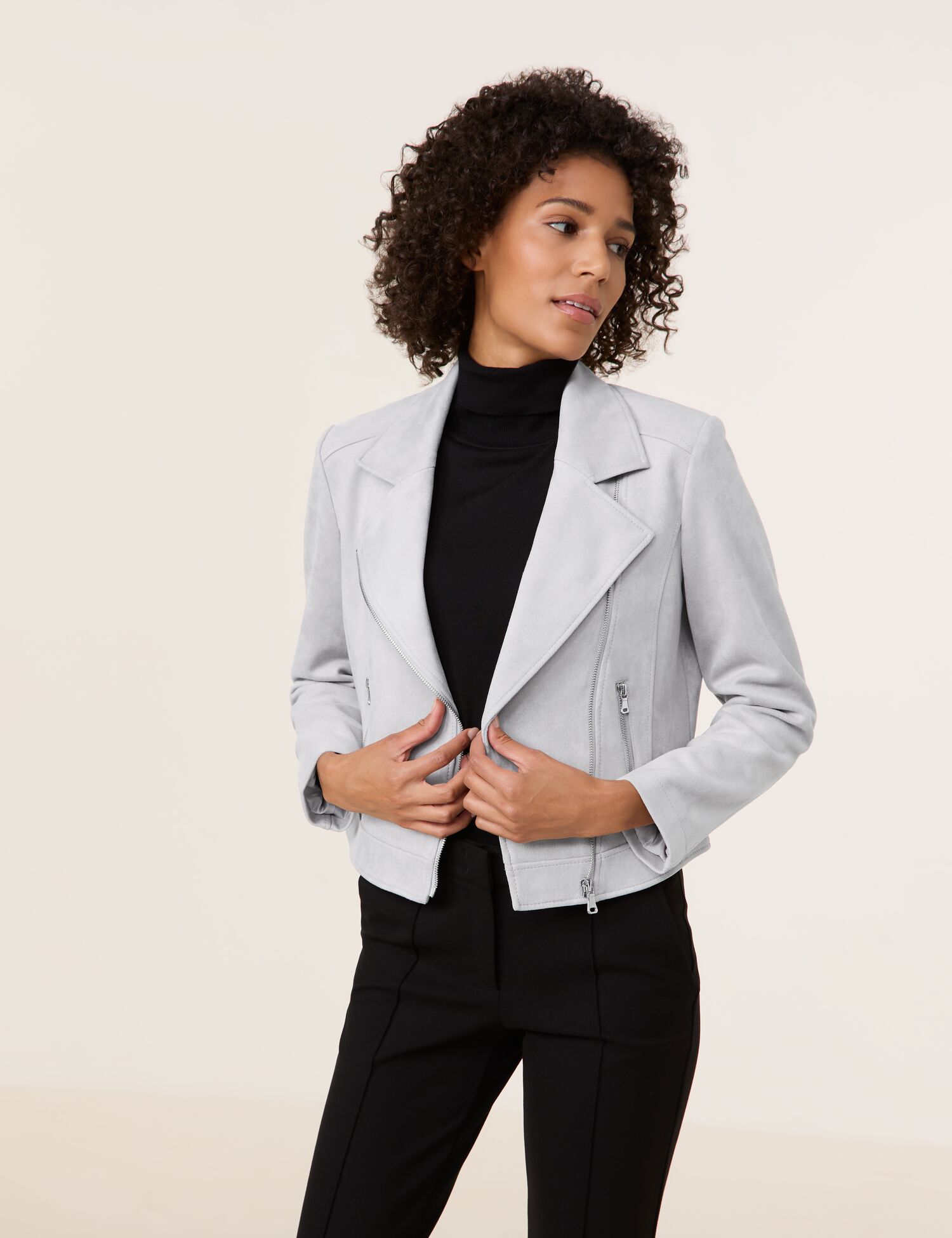 Modisch kurze Damenjacke im Bikerstil