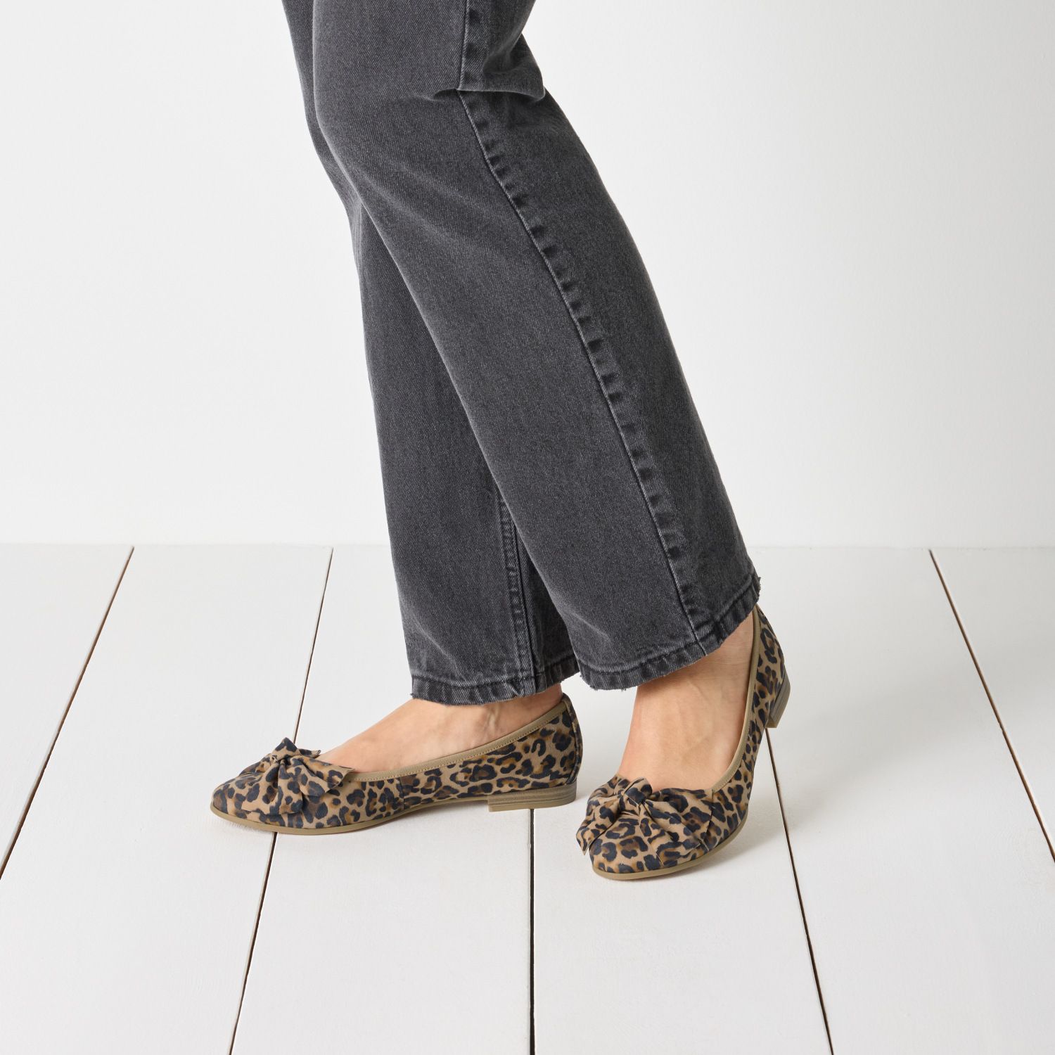Da.-Ballerina mit Leoparden-Muster aus Wildleder mit Schleife