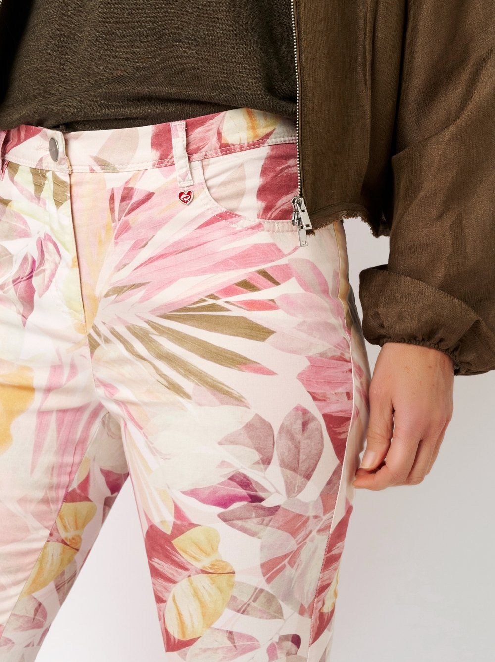 schlanke Damen-Hose "Meine beste Freundin 7/8" mit floralem Allover-Druck aus Baumwoll-Elasthan