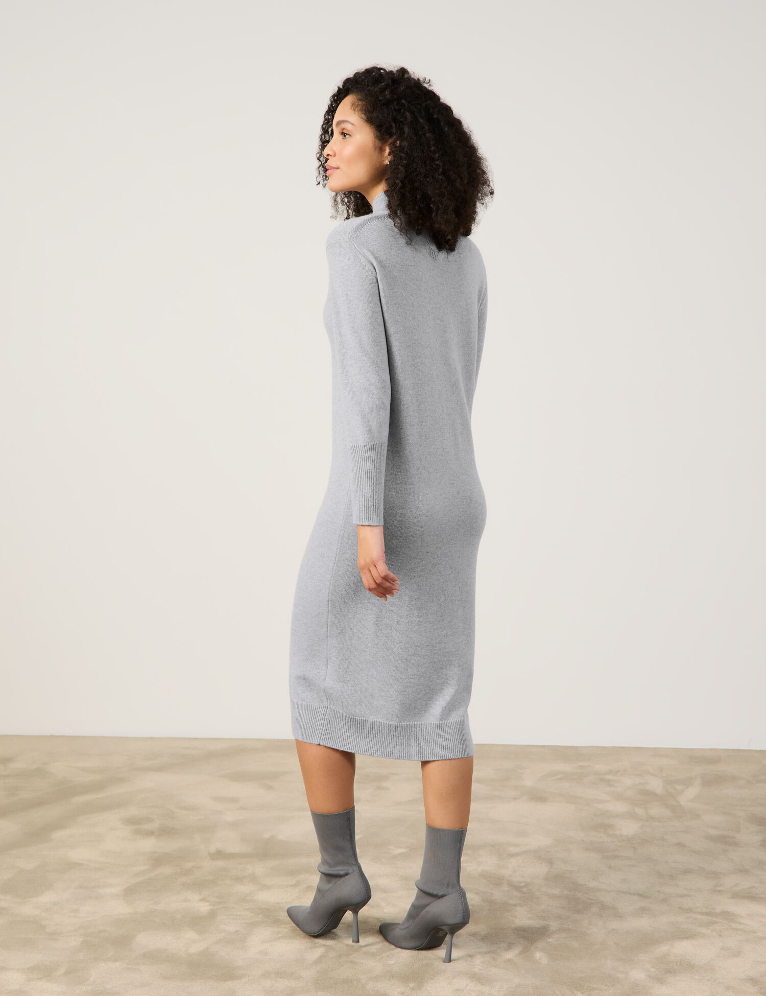 langes Strickkleid aus Feinstrick mit Wollanteil