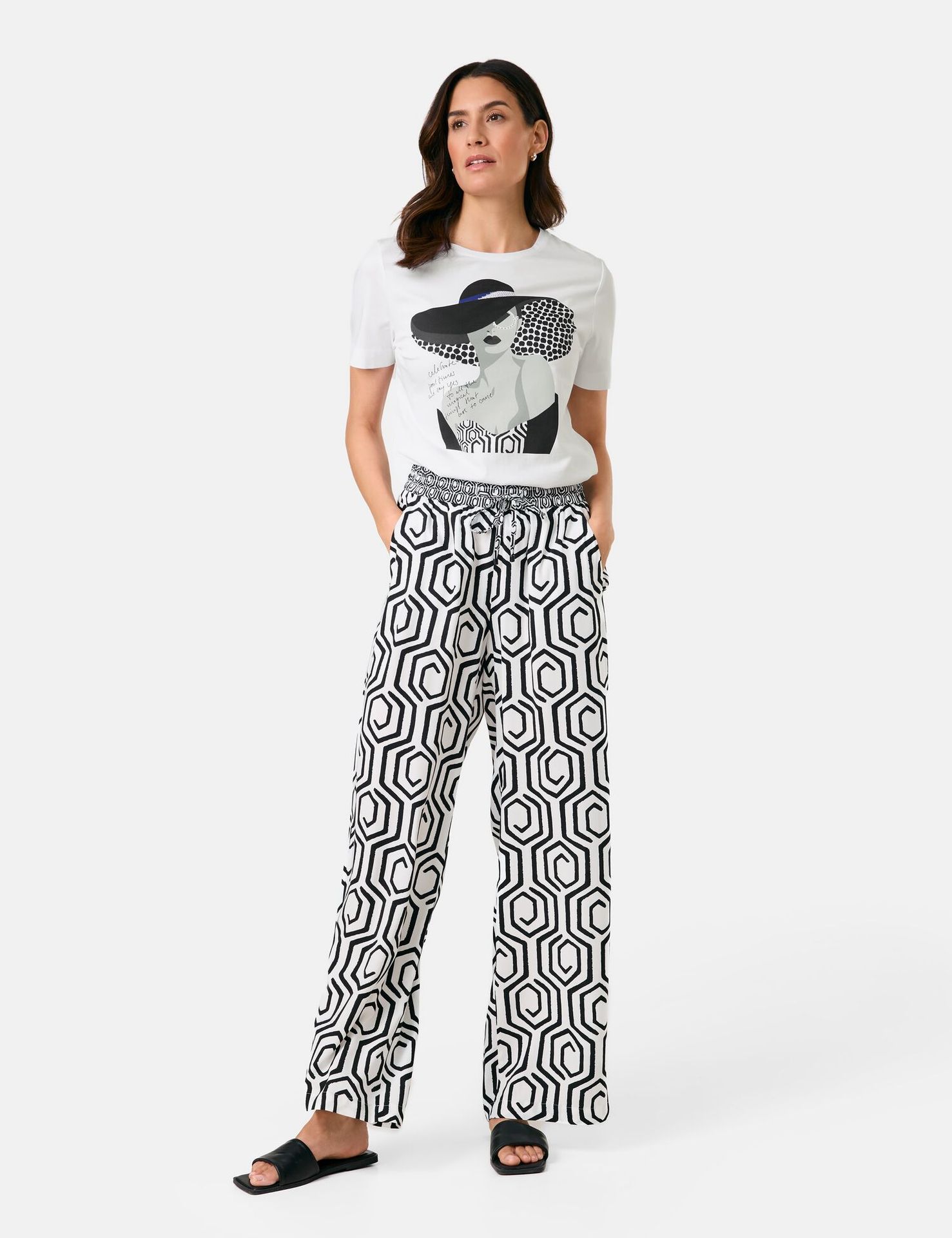 lässig weite Schlupfhose im graphischem Allover-Print aus Viskose