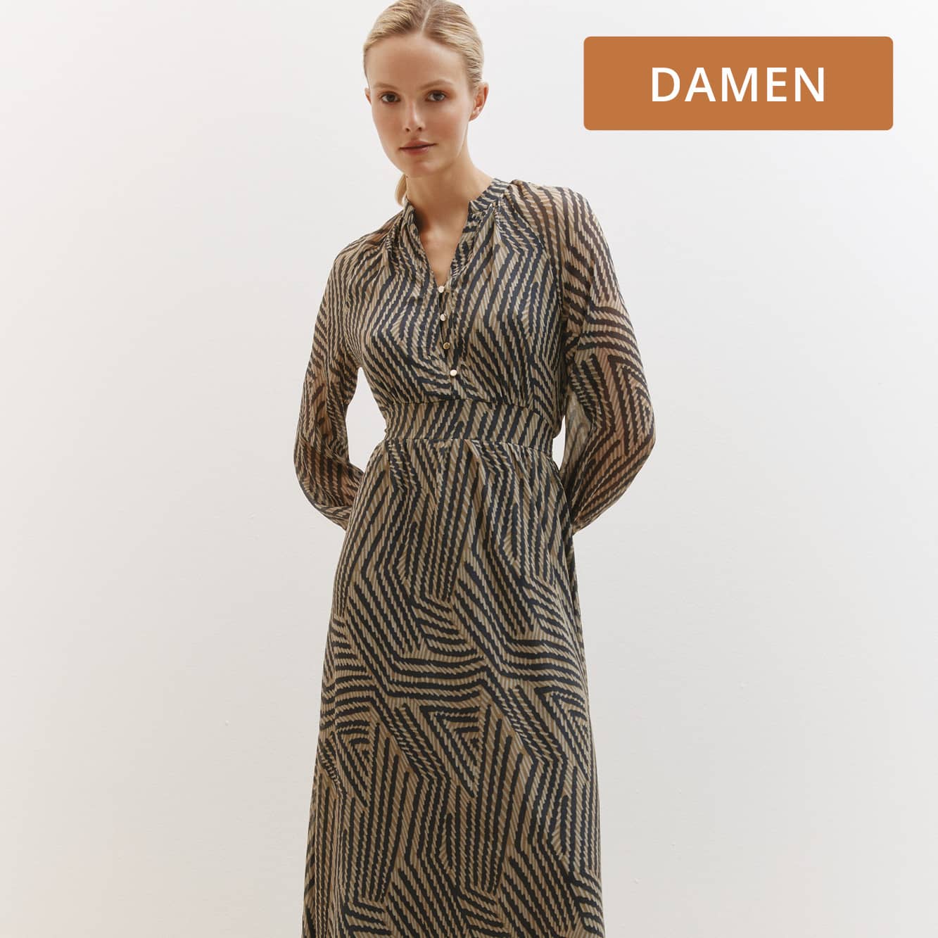 Frau mit langen Kleid mit Druck