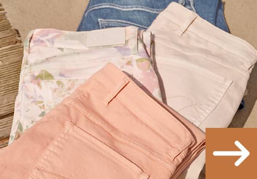 Auswahl an sommerlichen Damenhosen von coral über floralen Druck bis zum klassischen blauen Denim-Stoff.