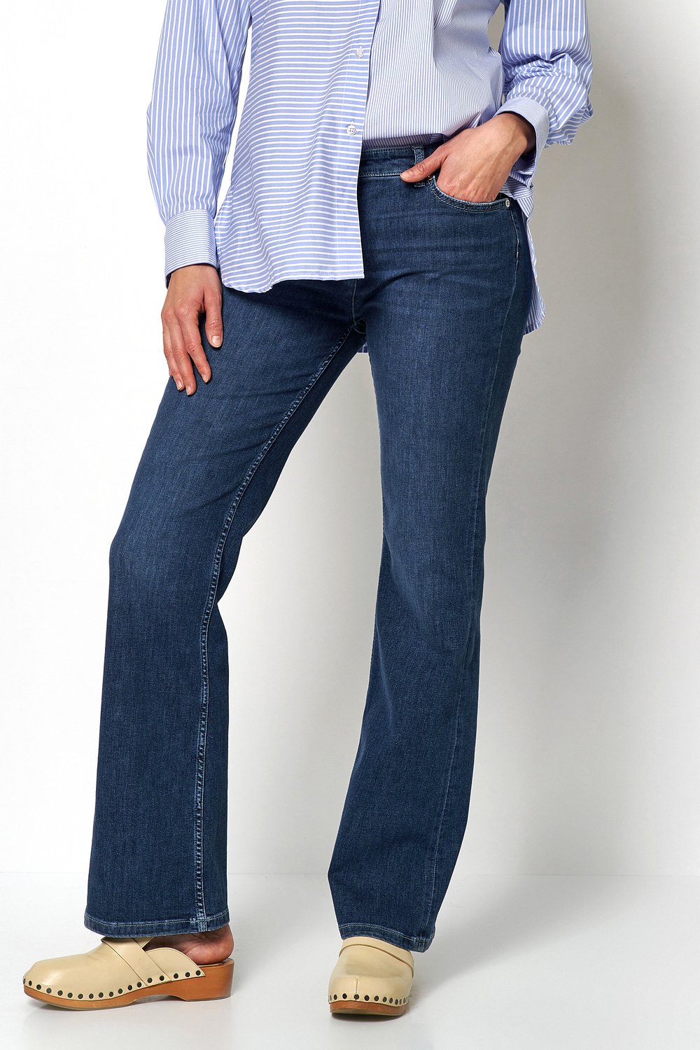 modische Damen-Jeans "Perfect Shape Bootcut" in mid blue used Urban Summer Denim aus Baumwoll-Elasthan