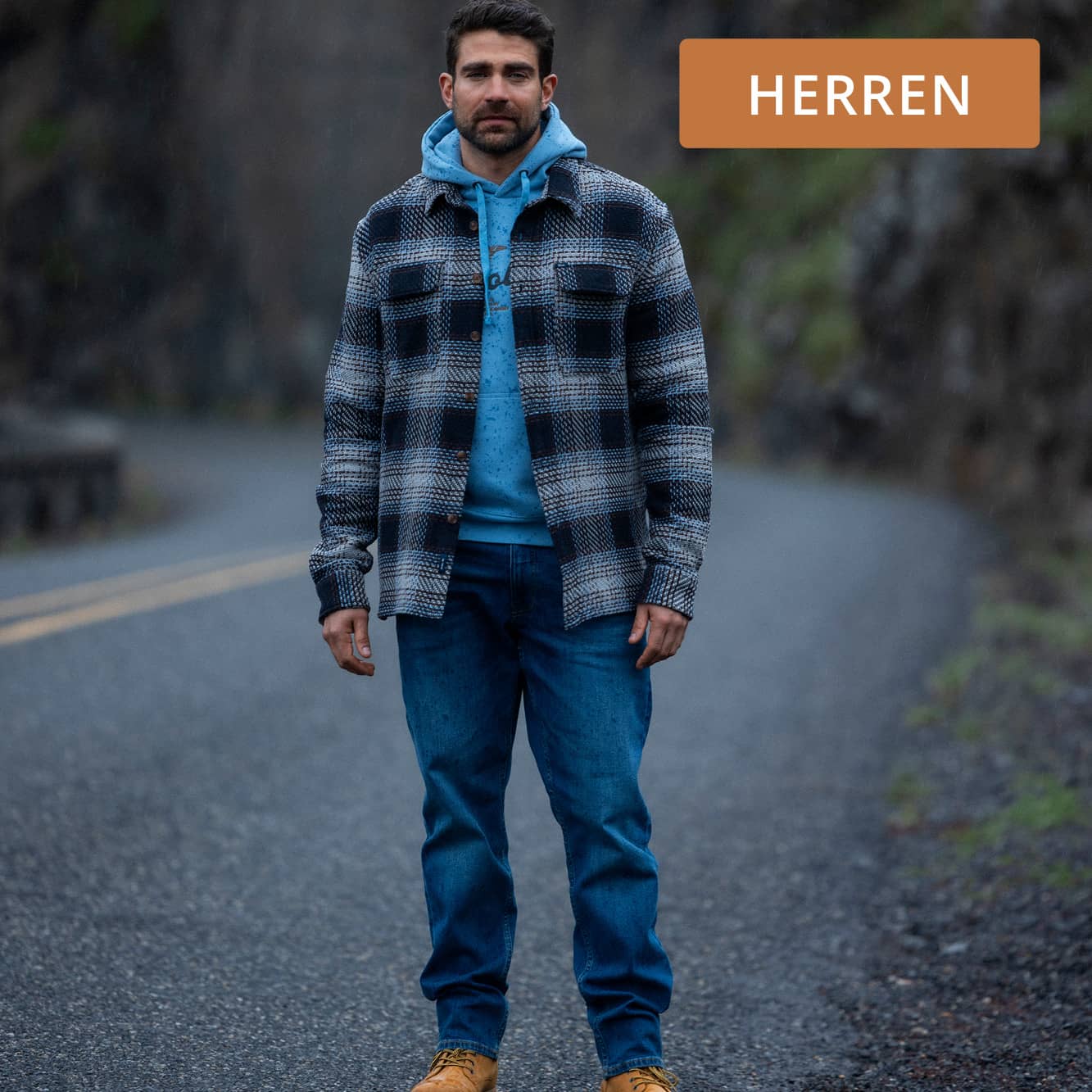 Mann in lässiger Hemdjacke mit Jeans und Boots