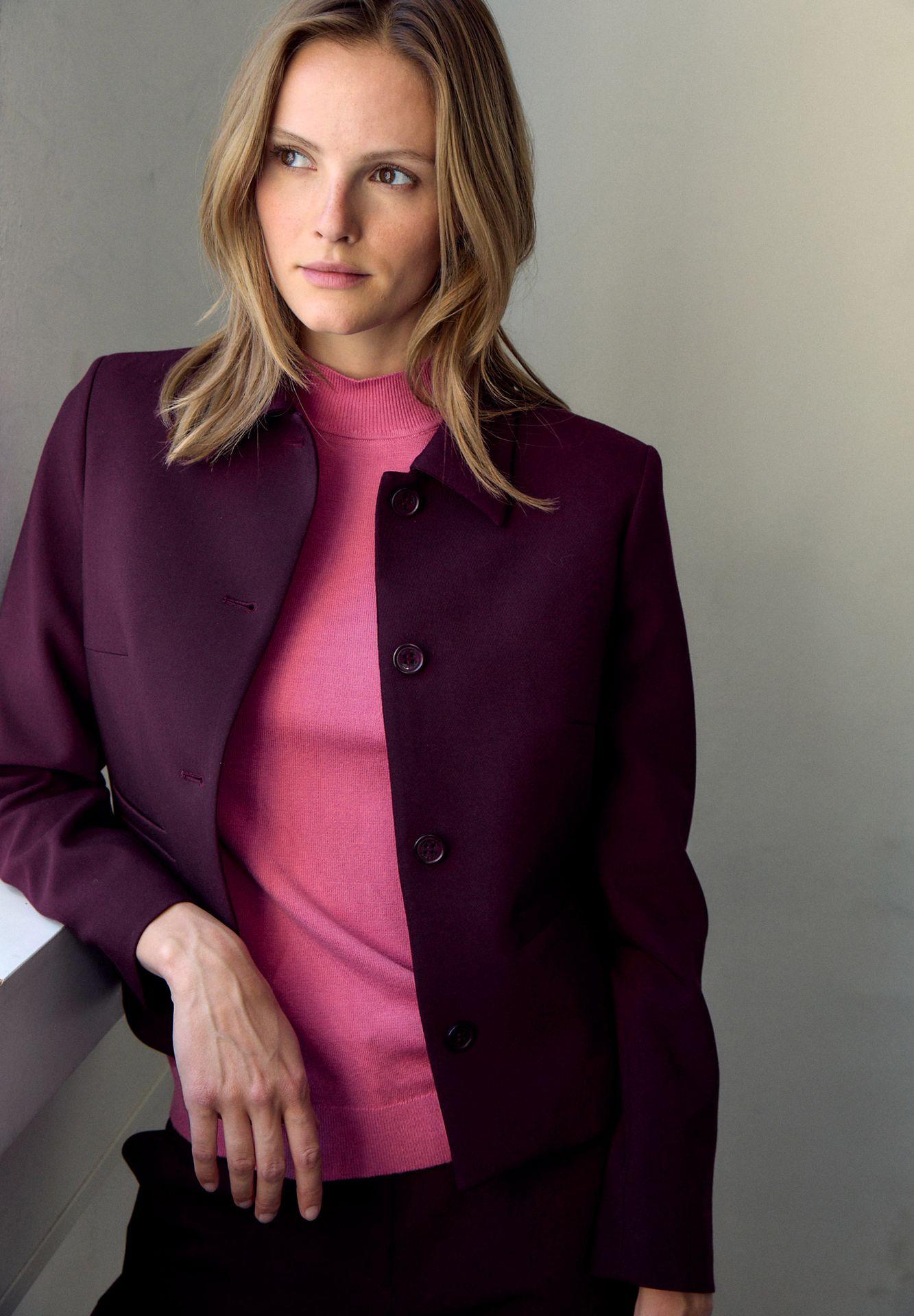 Kurzer Business-Blazer aus Viskose-Mix