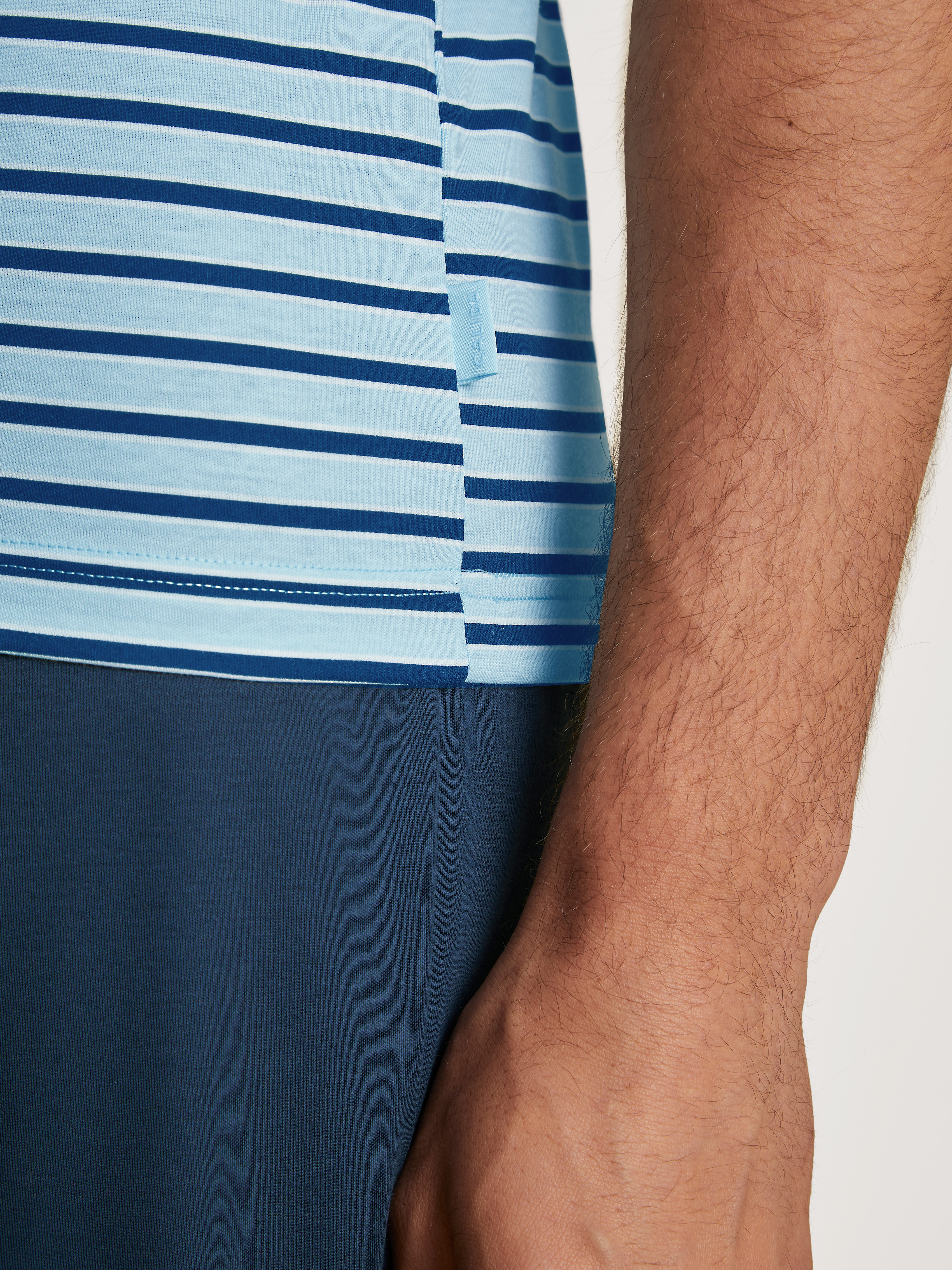 kurzer Herren-Schlafanzug mit geringeltem Oberteil mit Knopfleiste und  uni Hose aus reinem Baumwoll-Jersey